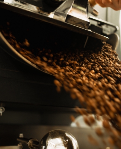 Granos de café en tostadora