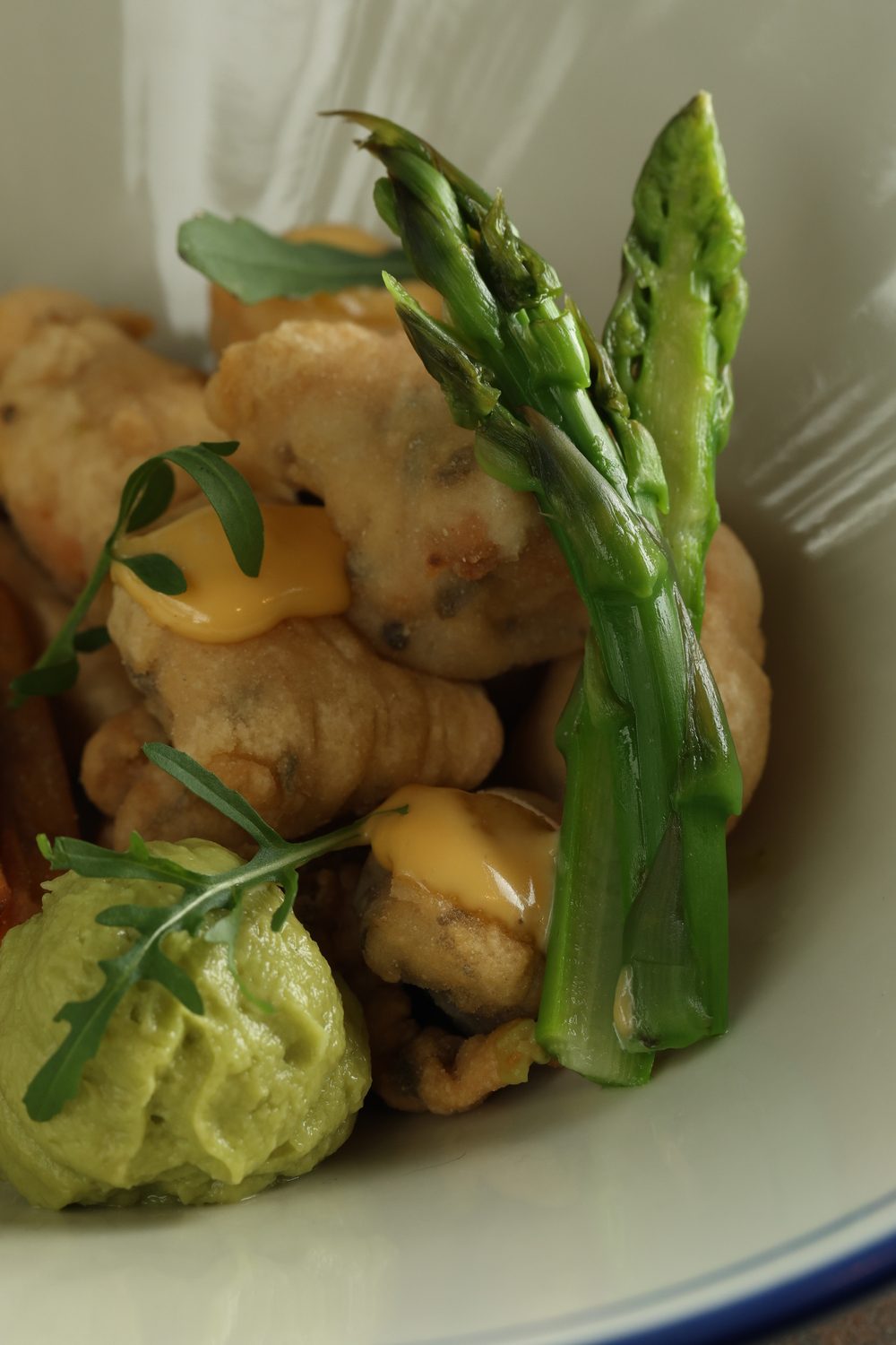 Fritura crujiente con espárragos verdes