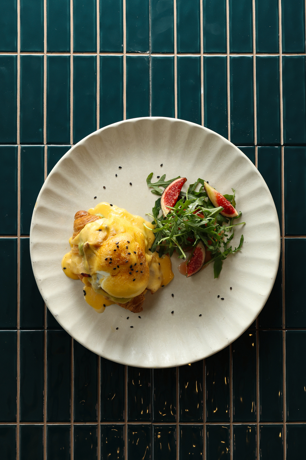 Tostada de huevos benedictinos con rúcula