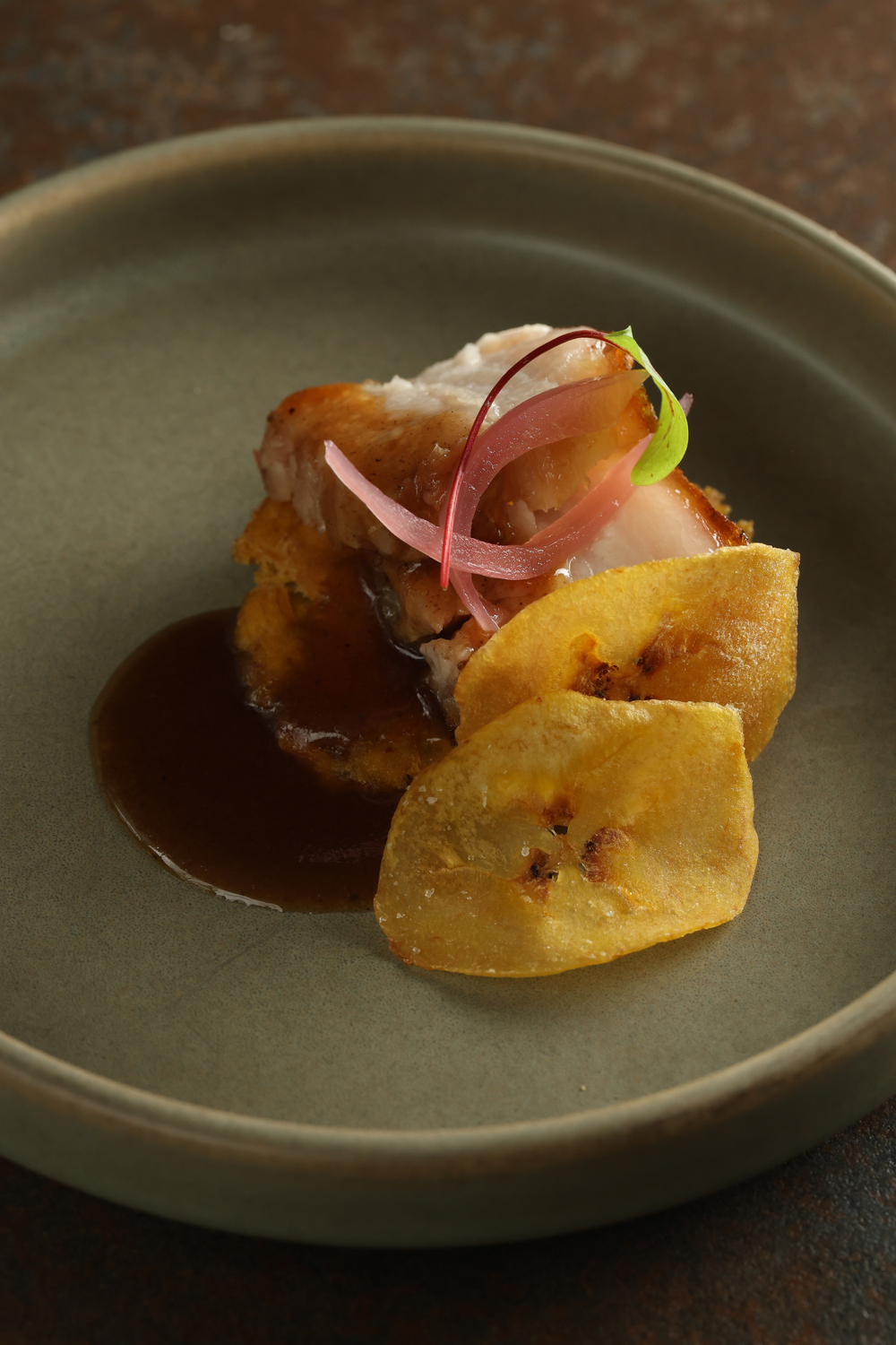 Carne confitada con chips de plátano o patata