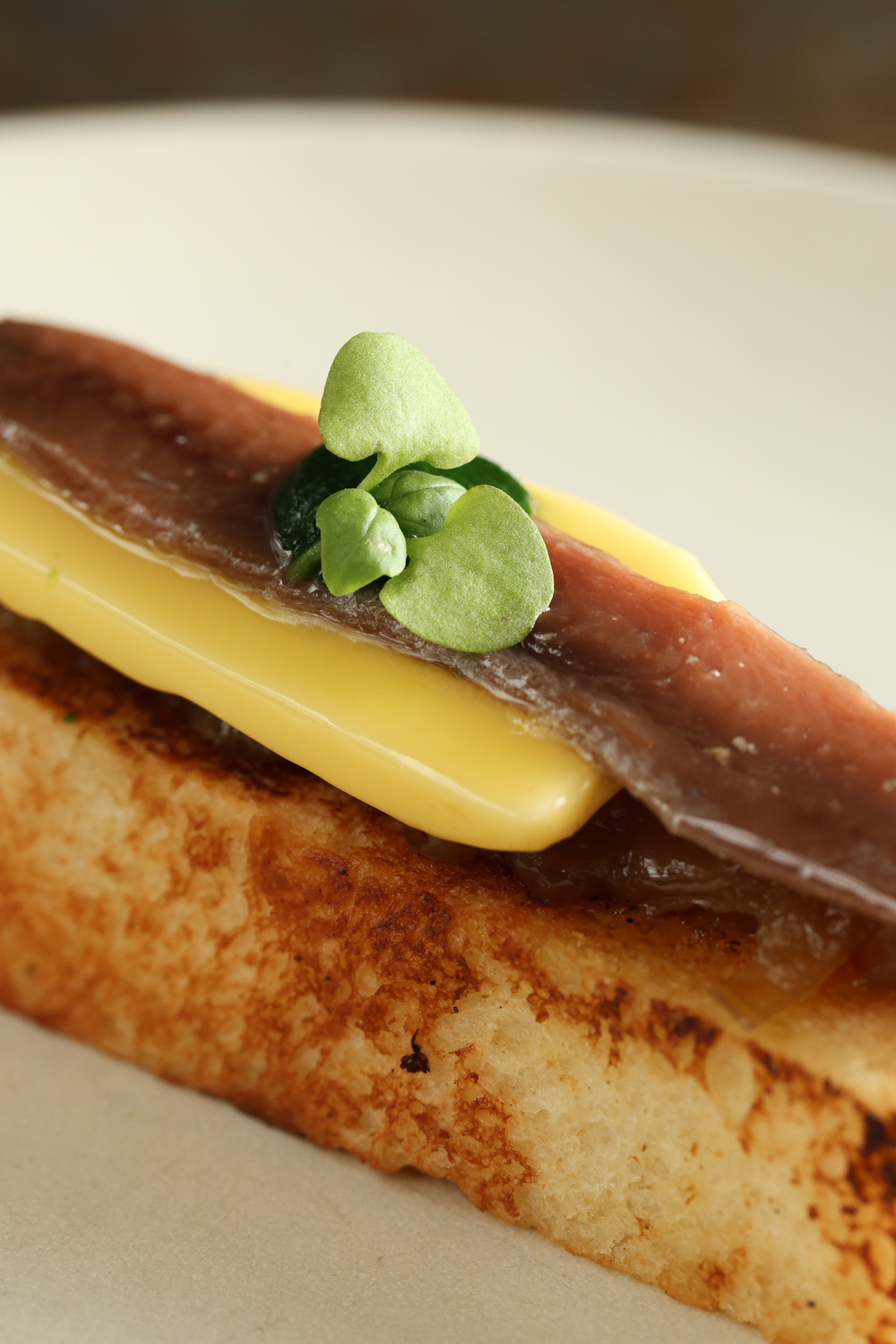 Tosta de anchoa con base cremosa
