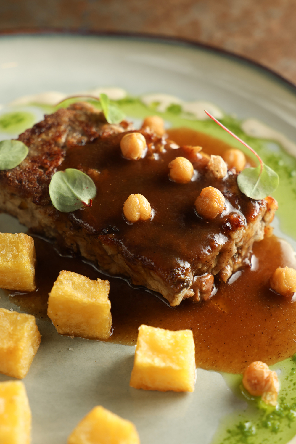 Lingote de carne en salsa con garbanzos