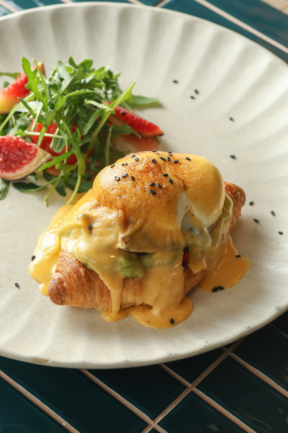 Croissant salado con aguacate y huevo