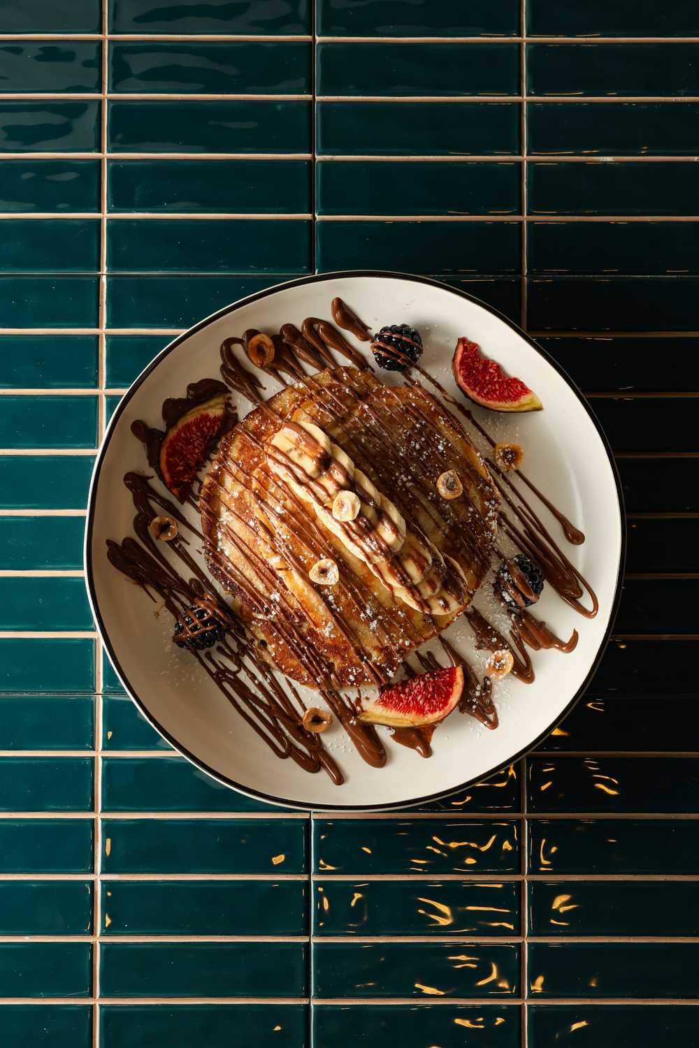 Tortitas con higos, plátano y sirope de chocolate