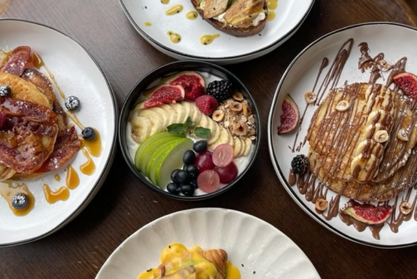 Mesa completa con desayuno variado