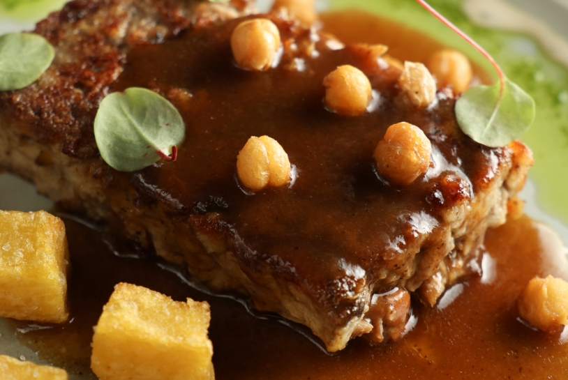Plato de carne estofada en salsa