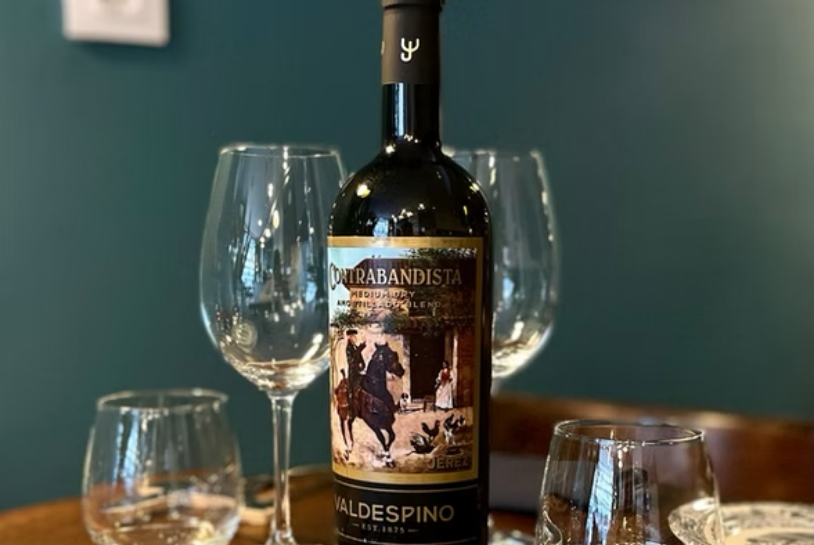 Botella de vino tinto en mesa